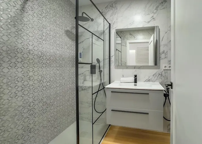Skol 129 - Bright Renovated Beachfront Apartment