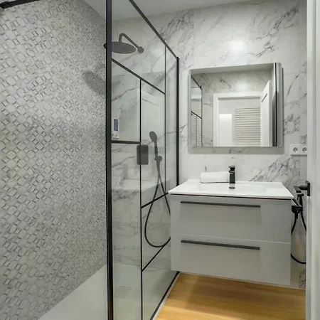 Skol 129 - Bright Renovated Beachfront Apartment